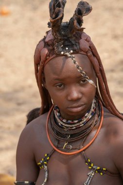 genç bir siyah kadın portresi