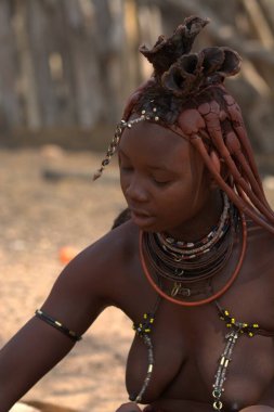 Çölde genç bir kadın