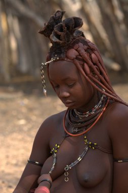 Himba köyündeki siyah bir kadının portresi.