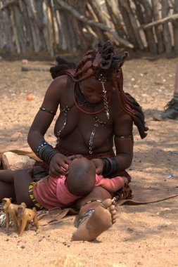 Siyah saçlı bir çocuk.