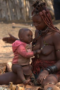 Ellerinde bir kızla genç bir kadın.