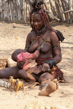 Himba Kabilesi 'nde bebeği olan bir kadın.