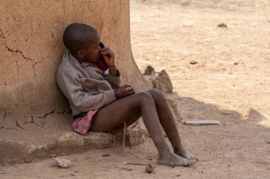 Kenya köyündeki zavallı çocuk.