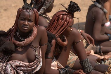 Kabile elbiseli insanlar.