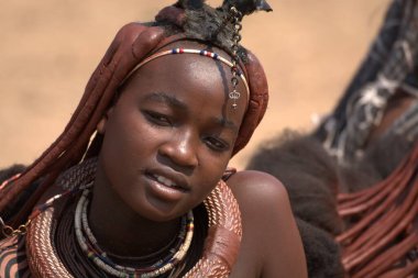 Büyük tüylü Afrikalı kabile kızı.