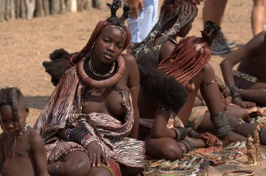 Etiyopya Vadisi 'nin ölü kabilesi festivalindeki insanlar