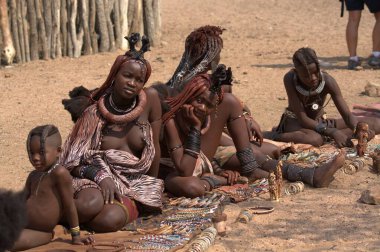 Çöldeki bir grup insan.