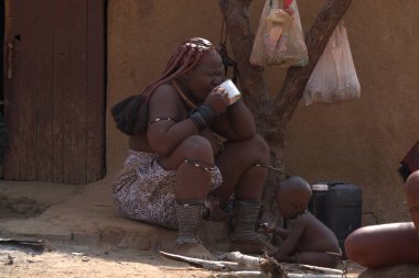 Kenya şehrindeki insanlar