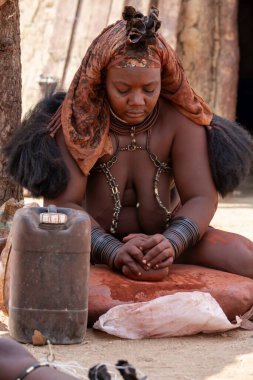 Çölde tipik siyah elbiseli bir kadın.