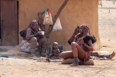 Çölde bir grup genç insan.