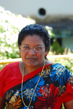 Parktaki yetişkin bir kadının portresi..