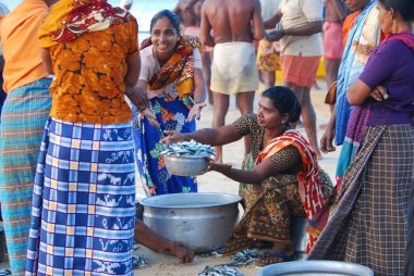 Kumsaldaki insanlar.
