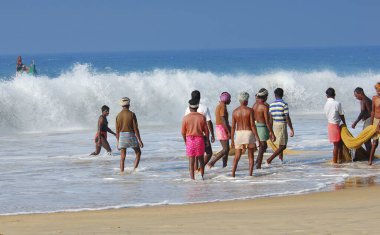 sri lanka. sri - 1 3. 41. Sri Lanka kıyısında yürüyen bir grup turist..