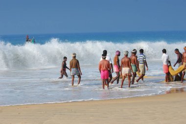 Galal Sri Lanka plajındaki insanlar.