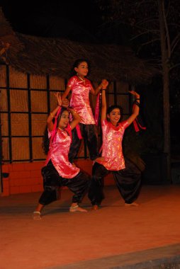 Dans eden bir grup insan.