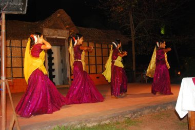 Gece boyunca geleneksel Thai dansçıları