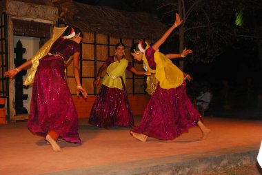 Bir grup genç dansçı yerde dans ediyor.