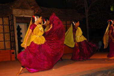 Şehirde dans eden bir grup dansçı.