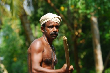 Bahçedeki Hintli adam