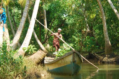 Şapkalı bir adam ve gölde bir tekne..