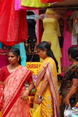 Kadın marketten alışveriş yapıyor.