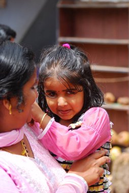 Geleneksel kıyafetleriyle Hintli bir aile.