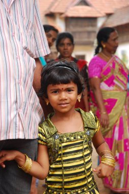 Genç kız sokakta bir çocukla oynuyor.