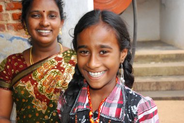 Hint okulu üniformalı genç kız kameraya gülümsüyor.