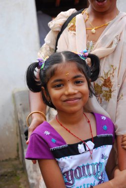 Köydeki küçük bir kızın portresi.