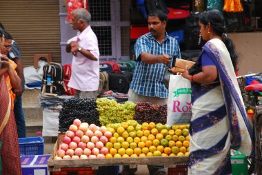 Mumbai, Hindistan - Mayıs 26, 20 0 18: Hint kadın Mumbai, Hindistan 'da meyve satıyor.