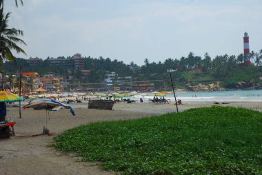 İnsanlar sahilde eğleniyor.