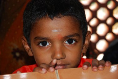 Hindistan 'da yüzü boyanmış Hintli bir çocuk..