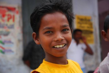 gülümseyen Asyalı bir çocuğun portresi.