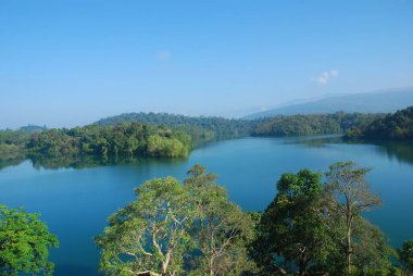 Güzel göl manzarası
