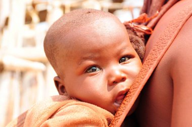 Sevimli bir bebeğe yaklaş.