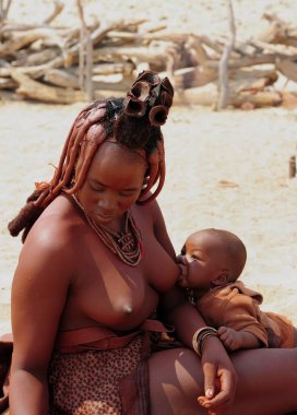 Bebeği olan Afrikalı bir anne.