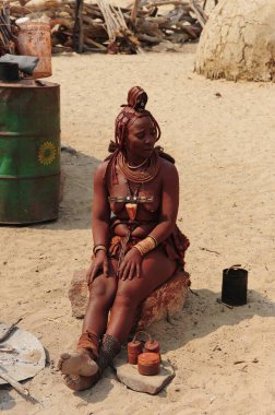 Geleneksel kıyafetleri olan Afrikalı kadın.