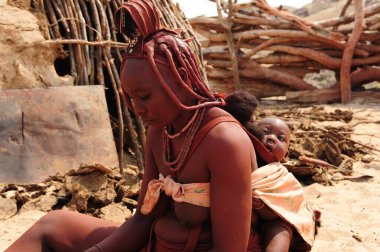 Çölde genç bir kadın