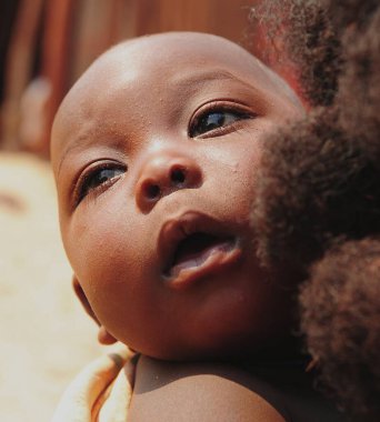 Afrikalı bebeğe yakın durun.