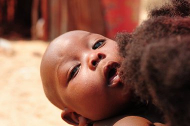 Büyük kahverengi yüzlü Afrikalı bir erkek bebek.