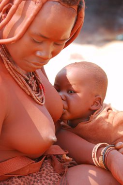 Anne ve bebek plajda