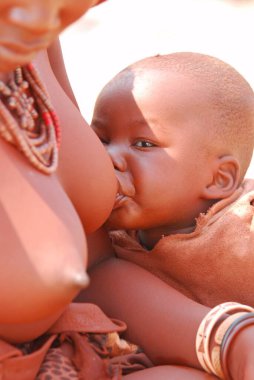 Bebeği olan Afrikalı bir anne.