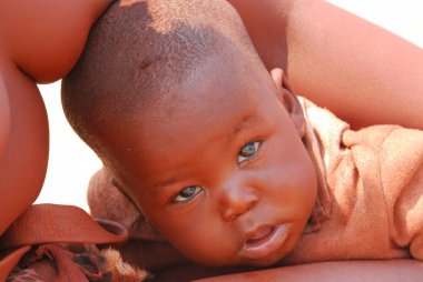 Annesiyle Afrikalı bebek