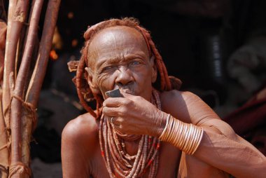 Elinde sigarası olan Afrikalı Amerikalı bir adam.