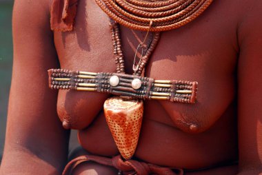 Vadi kabilesinin geleneksel kostümlü kadını.