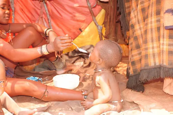 Mamba köyünde, Mamba köyünde çocuk oynuyor..