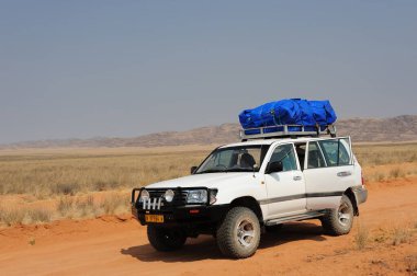 Mavi gökyüzü olan araba.