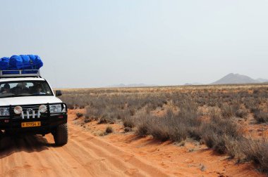 Safari, Afrika - 10 Mayıs, 22 006 - safari, Afrika 'daki Afrika savanasındaki araba