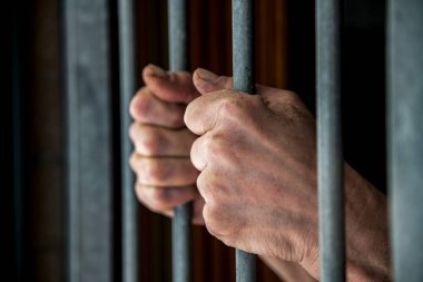 Erkek eli dikenli tel tutuyor.