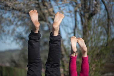 İki çocuk ormanda yerde oturuyorlardı. Oyun oynuyorlar. Mutlular ve gülümsüyorlar..